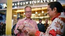 Ketua Umum Asosiasi Produsen Gelas Kaca Indonesia (APGI) Henry Susanto bersama Menperin Agus Gumiwang Kartasasmita