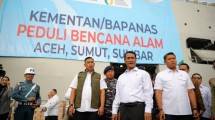 Mentan Andi Amran Sulaiman saat melepas bantuan untuk korban bencana Sumatera
