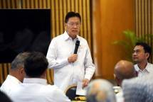 Wakil Ketua Umum Koordinator Kadin Indonesia Bidang Luar Negeri James Riady menyampaikan pandangannya di KADIN Friday Breakfast: Pertemuan Penutup Tahun yang digelar di Hotel Aryaduta, Jakarta.