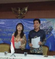 Direktur Utama PT Metro Realty Tbk, Rose Mary Maruli, berfoto bersama Direktur Sukardi usai acara Paparan Publik di Jakarta pada Jumat (12/12/2025). (Foto; Frans S Pong)