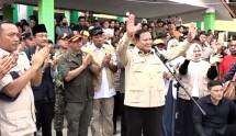 Panglima TNI Jenderal TNI Agus Subiyanto mendampingi Presiden Republik Indonesia Prabowo Subianto meninjau langsung lokasi pengungsian korban bencana banjir di MAN 1 Langkat, Kabupaten Langkat, Sumatera Utara, Sabtu (13/12/2025).