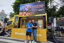 Direktur Compliance & Human Capital PT Bank Syariah Indonesia Tbk (BSI) Arief Adhi Adhi Sanjaya (kanan) menyapa pengunjung car free day dalam acara Langkah Emas Peduli Sumatra di car free day Jakarta hari ini (14/12). 