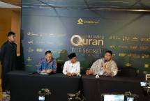 Muhammad Syafii Antonio Pakar Ekonomi Syariah, Dewan Pembina Cinta Quran Foundation, Ustadz Fatih Karim dan Artis Ivan Gunawan (ki-ka) dalam press konference Amazing Quran