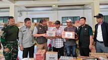 Bupati Aceh Utara Ismail A. Jalil saat menyalurkan bantuan Kementan Peduli kepada warga terdampak