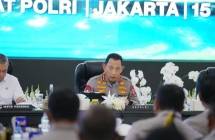 Kapolri Listyo Sigit Prabowo pimpin Rakor Lintas Sektor yang digelar di Gedung PTIK, Jakarta Selatan, Senin (15/12/2025).