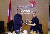 Direktur Network Telkom Nanang Hendarno (kiri) saat memberikan cinderamata kepada President Director CCSI Peter Djatmiko (kanan) saat acara penandatanganan Memorandum of Understanding (MoU) antara Telkom dan CCSI di Jakarta pada Senin (15/12).