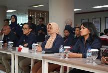 Direktur Utama Telkom Indonesia Dian Siswarini, Komisaris Independen Telkom Ira Noviarti, dan Direktur Human Capital Management Willy Saelan saat melakukan peninjauan langsung kesiapan infrastruktur dan layanan ke Posko TelkomGroup Siaga NATARU 2025/2026 di Telkom Regional III, Malang, pada Senin (15/12).