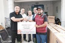 Direktur Network Telkom Nanang Hendarno saat memberikan bantuan obat-obatan kepada Rumah Sakit Daerah Aceh Tamiang pada Senin (15/12).