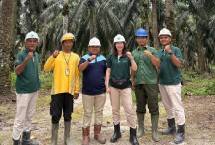 Direktur PT Astra Agro Lestari Tbk (Astra Agro) Tingning Sukowignjo sedang meninjau kegiatan operasional disalah satu kebun Astra Agro.