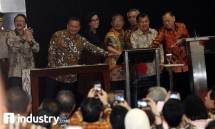 Wapres Jusuf Kalla didampingi Dirut PT BEI Tito Uslistio, Kepala Eksekutif Pengawas Pasar Modal Hoesen, Menteri Keuangan Sri Mulyani, Menko Perekonomian Darmin Nasution, Ketua Dewan OJK Wimboh Santoso, dan Gubernur BI Agus Martowardoyo menekan layar