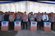 Kapolri menyerahkan 170 paket bantuan kepada personel terdampak di Sumbar.