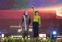 Senior Manager of External Communication SIG, Novi Maryanti (kanan) mengangkat trofi Predikat Informatif dari Komisi Informasi Pusat (KIP) pada ajang Anugerah Keterbukaan Informasi Publik dan Peluncuran Indeks Keterbukaan Informasi Publik Tahun 2025 di Hotel Bidakara, Jakarta, pada Senin (15/12/2025). 