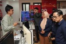 Direktur Utama Telkom Dian Siswarini dan Direktur Human Capital Management Telkom Willy Saelan saat melakukan peninjauan langsung AI Connect Malang pada Senin (15/12).