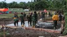 Pembangunan Huntara dilakukan secara gotong royong dengan melibatkan TNI, pemerintah daerah, BPBD, relawan, serta masyarakat setempat. 