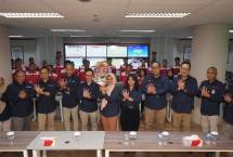 Direktur Utama Telkom Indonesia Dian Siswarini, Komisaris Independen Telkom Ira Noviarti, dan Direktur Human Capital Management Willy Saelan beserta Jajaran saat melakukan peninjauan langsung kesiapan infrastruktur dan layanan ke Posko TelkomGroup Siaga NATARU 2025/2026 di Telkom Regional III, Malang, pada beberapa waktu lalu.
