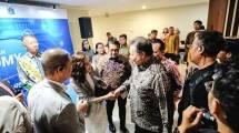 Ketua IAIAA, Aling berjabat tangan dengan Menteri Koordinator Bidang Perekonomian Airlangga Hartarto