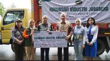 Head of City Council Jababeka, Mayjen TNI (Purn) Sumardi saat menyerahkan bantuan untuk korban bencana di Sumatera