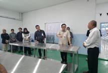 Direktur Retail Banking BSI Kemas Erwan Husainy (kanan kedua) didampingi SVP SME Business BSI Risqi Widayat (kanan ketiga) saat kunjungan disalah satu nasabah BSI pemilik dapur SPPG Makan Bergizi Gratis di Nusa Tenggara Barat. 