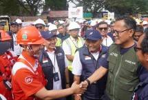 Chief Operating Officer Danantara Dony Oskaria bersama para Relawan usai agenda apel kesiapan Relawan BUMN Peduli yang di area Bandara Kualanamu, Sumatra Utara, Jumat (19/12).