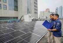 Petugas tinjau Surya Panel di Gedung Bank Mandiri