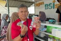 Nasabah mengambil uang tunai di Agen BSI