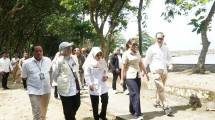 Wamenpar Ni Luh saat berkeliling dan menikmati keindahan panorama Pantai Tanjung Lesung bersama Bupati Raden Dewi Setiani (ist) 