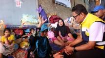 Wakil Menteri ESDM Yuliot Tanjung berbincang dengan seorang lansia pengungsi yang terdampak bencana banjir di Posko Batu Hula, Desa Garoga, Batang Toru, Tapanuli Selatan, Selasa, (23/12/2025).