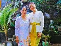 Foto(tangkapan layar Ig) Wakil Menteri Pariwisata, Ni Luh Puspa bersama Ibunda tercinta.