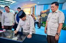 Presiden Prabowo Subianto menuliskan pesan khusus tentang integritas dan keberanian penegak hukum dalam sebuah prasasti di Gedung Utama Kompleks Kejaksaan Agung Republik Indonesia, Jakarta, pada Rabu, 24 Desember 2025. (Foto: BPMI Setpres)