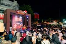 Penampilan Musisi Kunto Aji Menjadi Magnet Pengunjung di Acara Puncak ChocoDrink Moods On di Blok M.