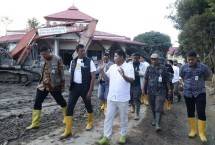 Direktur Utama BSI Anggoro Eko Cahyo meninjau langsung salah satu kantor BSI di Kuala Simpang. Dalam kesempatan ini juga Anggoro berkunjung dan memberikan bantuan renovasi Pesantren Darul Mukhlisin senilai Rp100 juta rupiah yang diterima oleh Ketua Yayasan Pesantren Darul Mukhlisin Ibnu Zakwan.