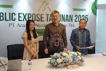 Presiden Direktur Perseroan Chen Guang saat publik expose