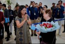 Wakil Menteri Pariwisata Ni Luh Puspa saat menyambut kedatangan wisatawan pertama tahun 2026 yang tiba di Bandar Udara Internasional Soekarno-Hatta, Tangerang, Banten, (1/1/2026).