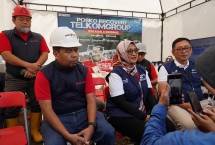 Direktur Utama Telkom Dian Siswarini (tengah) memberikan penjelasan mengenai progress pemulihan infrastruktur Telkom kepada awak media di Posko Recovery TelkomGroup.