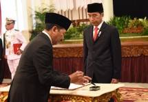 Presiden Jokowi melantik Mayjen (Purn) TNI Djoko Setiadi sebagai Kepala Badan Siber dan Sandi Negara di Istana Negara, Jakarta, Rabu (3/1). (Foto: Humas/Rahmat).