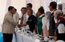 Presiden RI Prabowo Subianto yang didampingi Chief Executive Officer (CEO) Danantara Indonesia Rosan Roeslani, Chief Operating Officer (COO) Danantara Indonesia sekaligus Kepala BP BUMN Dony Oskaria melakukan peninjauan pembangunan Rumah Hunian Danantara (Huntara).