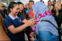 Wakil Menteri Pariwisata Ni Luh Puspa saat menyambut kunjungan wisman yang tiba di Batam pada hari pertama tahun 2026 di Pelabuhan Ferry Internasional Gold Coast, Batam, Kamis (1/1/2026).