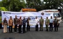 Penyerahan simbolis 5 jembatan Bailey dari Bank Mandiri untuk bantuan masyarakat terdampak bencana Sumatera melalui Kementerian Pertahanan.