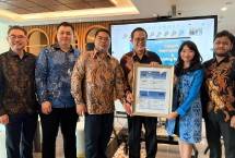 Perwakilan BRI yang menerima resertifikasi ISO