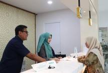 Direktur Utama PT Bank Syariah Indonesia Tbk (BSI) Anggoro Eko Cahyo menyapa nasabah terdampak banjir di salah satu outlet BSI di Aceh. Dalam rangka meringankan beban masyarakat Aceh, BSI memberikan layanan penukaran uang basah/uang kotor/uang tidak layak edar (UTLE) di seluruh cabang BSI wilayah Aceh yang berjumlah 145 outlet.