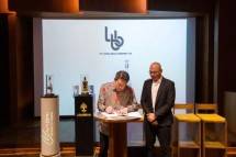 Penandatanganan nota kesepahamandengan Lester Boey dari Evergrowth Investment Pte Ltd sebagai mitra strategis luar negeri untuk mendukung ekspansipasar internasional)