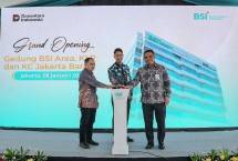 (kiri-kanan). Peresmian dilakukan oleh Kepala Divisi KPKP Bank Indonesia Provinsi DKI Jakarta Rizal Moelyana, Ketua Kelompok Pangan dan Ekonomi Daerah Provinsi DKI Jakarta Abdul Ghofar Al Hakim dan Direktur Sales & Distribution BSI Anton Sukarna (paling kanan).