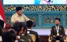 Letnan Dua Rizki Juniansyah (Sekarang Kapten Rizki Juniansyah) di anugerahi kenaikan pangkat luarbiasa. Foto: BPMI Setpres dan Puspen TNI