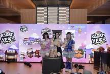 dari kiri: Andrea, Anggota Girl Band LEMON, Yohana Adityarini, Brand Manager Ramen YES, dan Michiko, Anggota Girl Band LEMON dalam Acara Peluncuran Ramen YES.