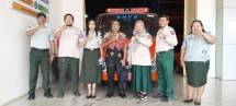 Kepala BPBD Mimika Agustina Rahade (Ketiga dari kiri) bersama tim BNPB 