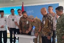 Peresmian BSI Pavilion dilakukan oleh Walikota Bogor Dedie A.Rachim (tengah), didampingi Direktur Sales & Distribution BSI Anton Sukarna (kiri) dan Direktur Finance & Strategy BSI Ade Cahyo Nugroho (kanan).