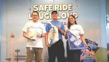 dari kiri: Andre Djokosoetono (CEO PT Blue Bird Tbk), Rakhman Azhari (Co-Founder Tahilalats), dan Monita Moerdani dan, Monita Moerdani(CMO PT Blue Bird Tbk) dalam peluncuran merchandise edisi terbatas hingga pengalaman interaktif melalui kehadiran Bus BirdGembira.