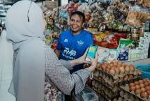Pengunjung sedang melakukan transaksi pembayaran menggunakan BSI QRIS di Fresh Market Bintaro. 