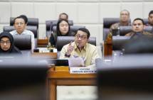 Menteri Ekonomi Kreatif, Teuku Riefky Harsya, menyampaikan pemaparan pencapaian Indikator Kinerja Utama (IKU) 2025 dalam rapat kerja bersama Komisi VII DPR di Gedung DPR, Senayan, Jakarta, Kamis (22/1/2026).