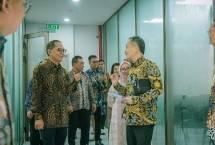 Kepala Eksekutif Pengawas Perasuransian, Penjaminan, dan Dana Pensiun Otoritas Jasa Keuangan (OJK) Ogi Prastomiyono, berbincang dengan Plt. Ketua Dewan Pengurus AAJI sekaligus Ketua Tim Pembangunan Grha AAJI, Albertus Wiroyo dan lainnya